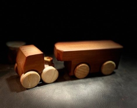 Spielzeuglastwagen mit Zugmaschine und Aufleger aus  Birne/Kiefer