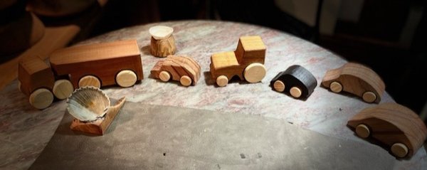 Spielzeuglastwagen mit Zugmaschine und Aufleger aus  Birne/Kiefer