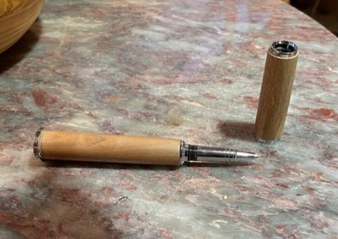 Kugelschreiber mit Schraubkappe aus Nussbaum
