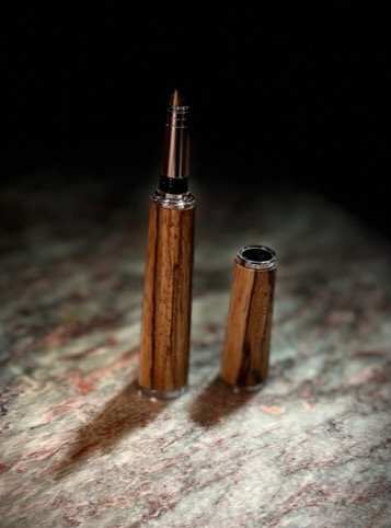 Kugelschreiber mit Schraubkappe aus Zebrano